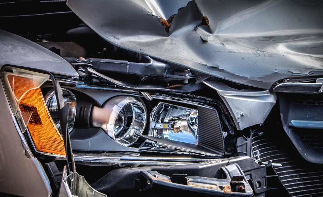 Ein Toter und drei Verletzte bei Zusammenstoß zwischen Bus und Auto