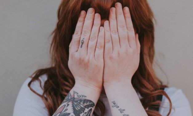 Ex-Freundin und Begleitung mit Säure angegriffen – Fahndung läuft