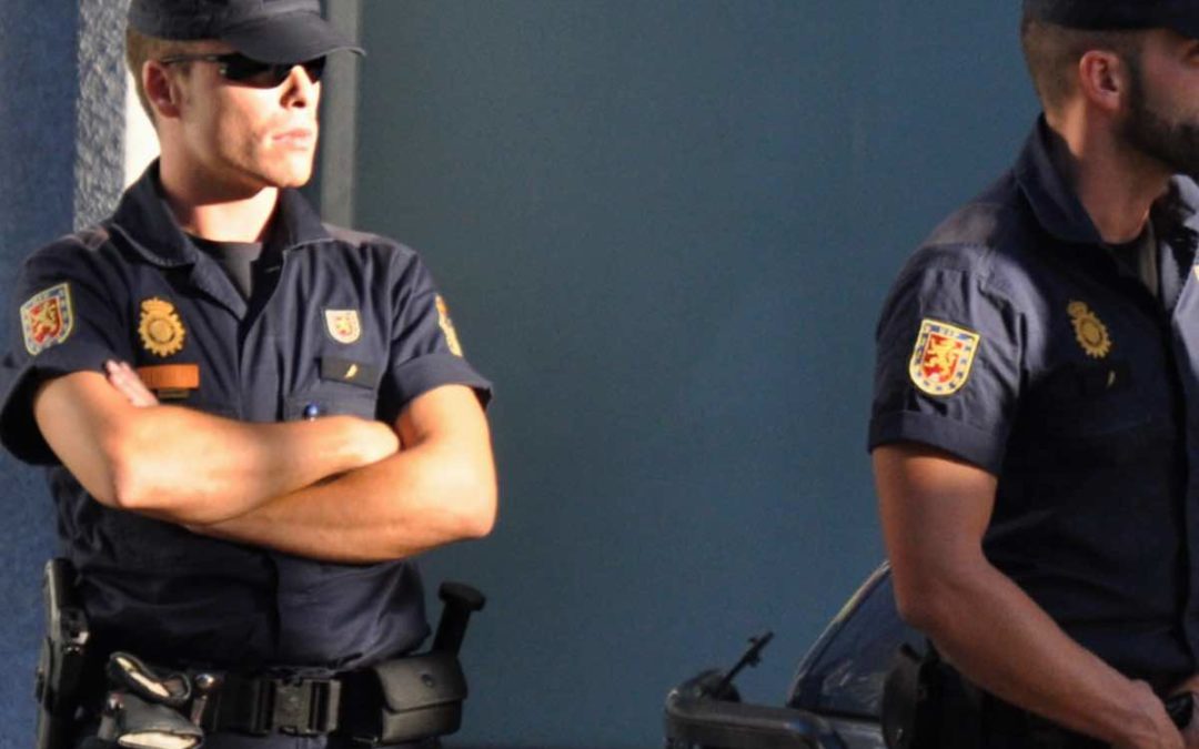 Verhaftung in Lora: Frau greift Mann und Baby an