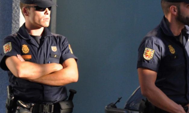 Verhaftung in Lora: Frau greift Mann und Baby an