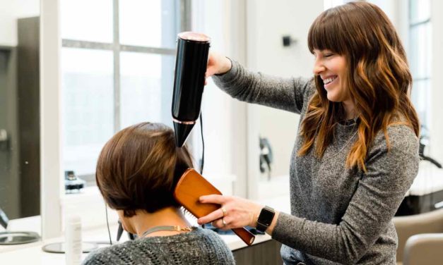 Friseure und Kosmetikerinnen fordern eine Mehrwertsteuer von 10%