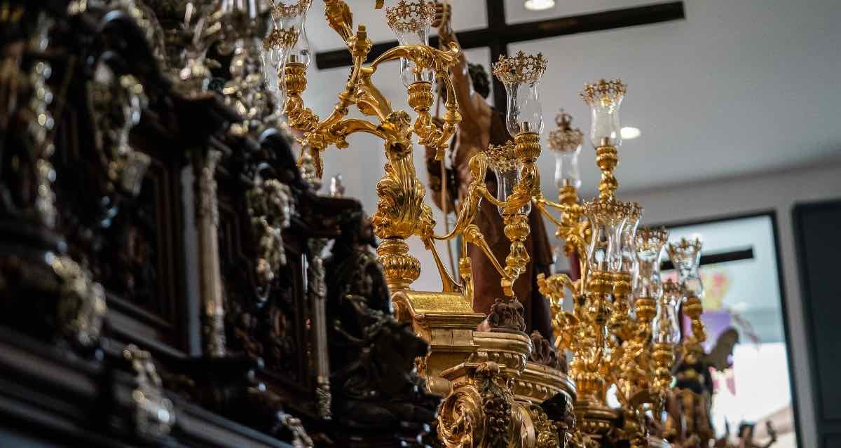 Altare in Kirchen als Ausgleich für ausgefallene Prozessionen