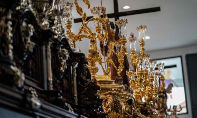 Altare in Kirchen als Ausgleich für ausgefallene Prozessionen