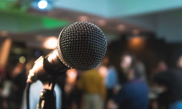 Polizei von Sevilla räumt Karaoke-Party mit über 80 Gästen