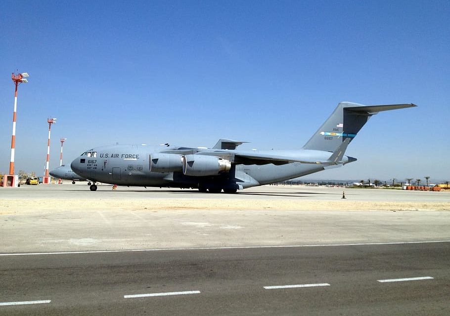 US-Militärflugzeug mit 400 Evakuierten an Bord landet auf dem Stützpunkt Rota