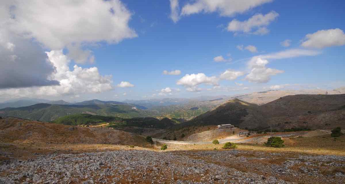 Feuerwehr löscht weiter Glutnester in der Sierra Bermeja