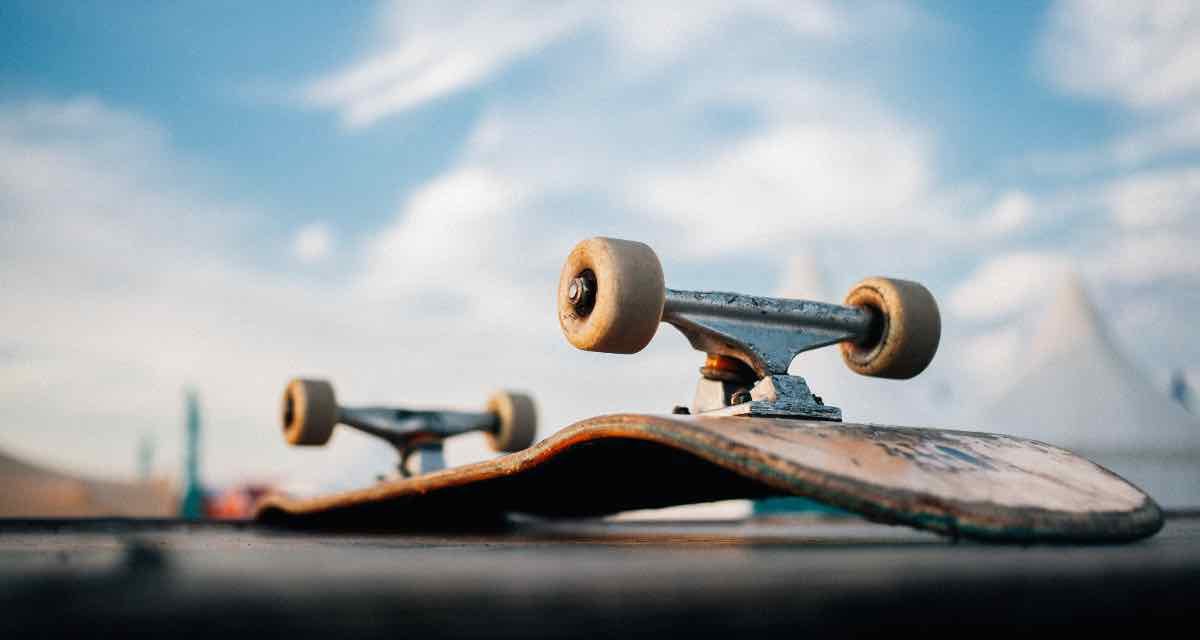 Junger Mann stirbt nach Sturz vom Skateboard