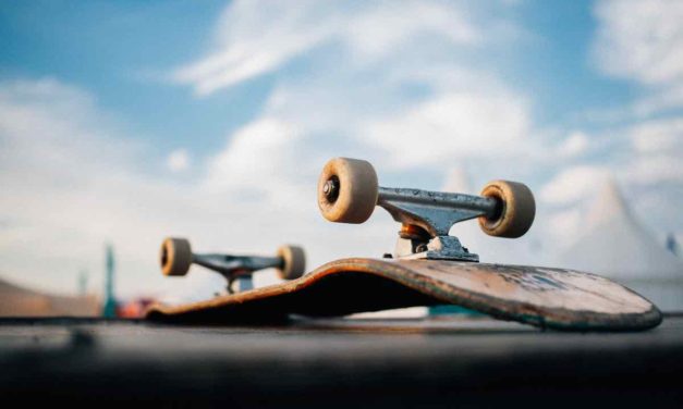 Junger Mann stirbt nach Sturz vom Skateboard